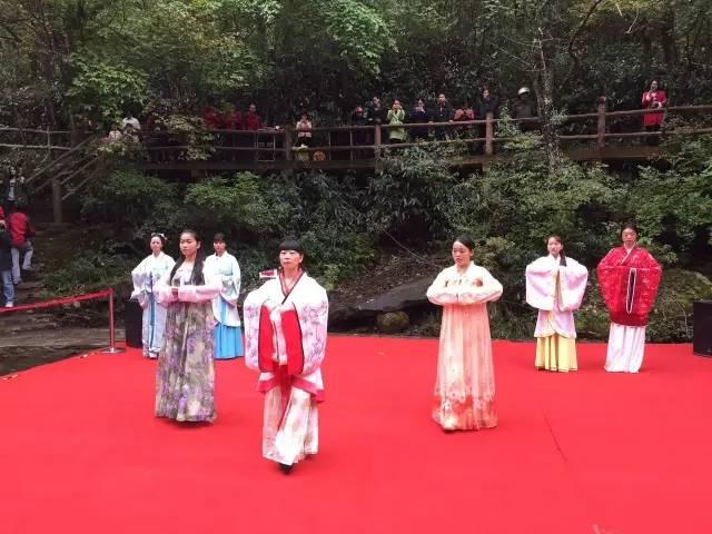 汉中黎坪景区红叶节正式开幕，欢迎大家来黎坪赏红叶，喝美酒！